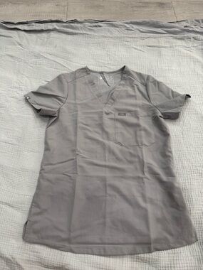 Figs Women’s Short-Sleeve V-Neck Shirt in Gray